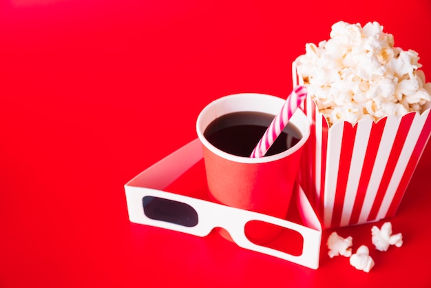 Foto gratuita occhiali 3d con un menu del cinema