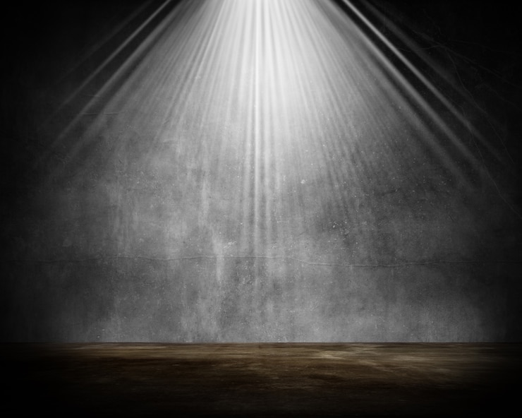 Free Photo 3d grunge room interior with spotlight shining down