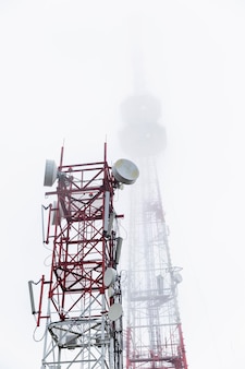 霧​の​中​の​5​g​の​塔​。​波​の​現代​技術​。​閉じる​。​垂直​。