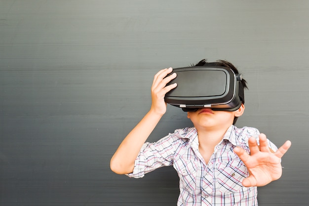 VR 가상 현실 게임을하는 7 년 아이