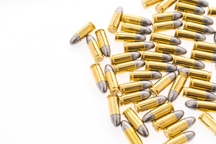 무료 Photo 흰색 배경에 총을위한 9mm 총알