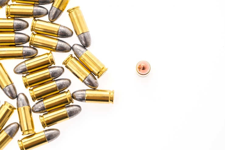 무료 Photo 흰색 배경에 총을위한 9mm 총알
