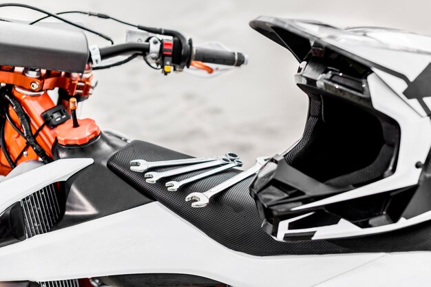 バイクの上にあるクローズアップのメカニカルスパナ 無料の写真