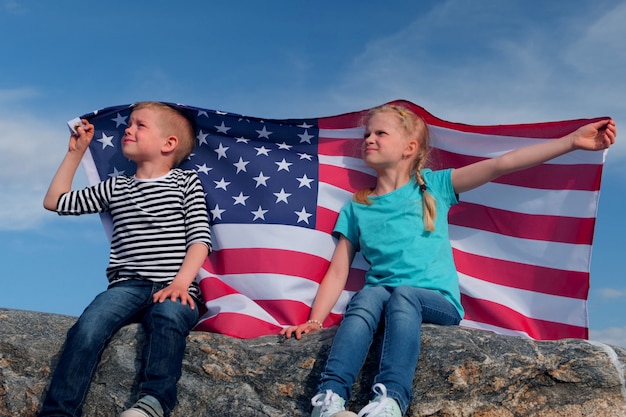 色の壁にアメリカの国旗と愛国心が強い女の子 無料の写真