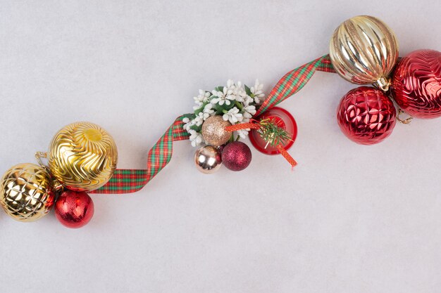 Рождественские украшения шары с полосой на белой поверхности