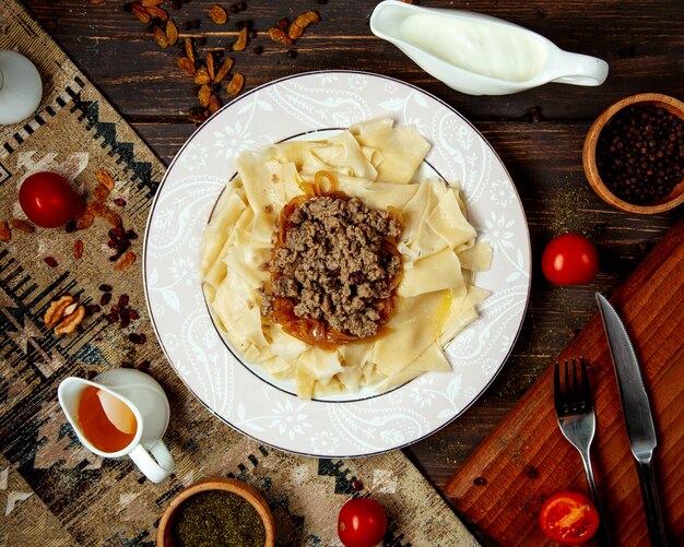 zerÂ°zeri伝統的な葉のあるヒンカリと揚げ肉の詰め物