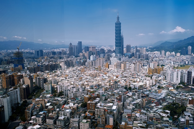Бесплатное фото Красивый городской пейзаж с множеством зданий и высоких небоскребов в гонконге, китай