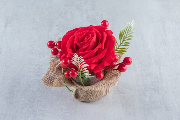無料写真 白いテーブルの上に、赤いバラの束。