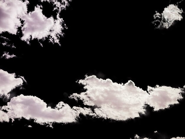 黒の背景に分離された荒天のいくつかの雲と曇り空 プレミアム写真