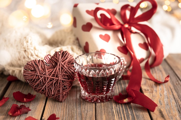 無料写真 赤い飲み物、ギフト、装飾の詳細を含むバレンタインデーのコンポジション