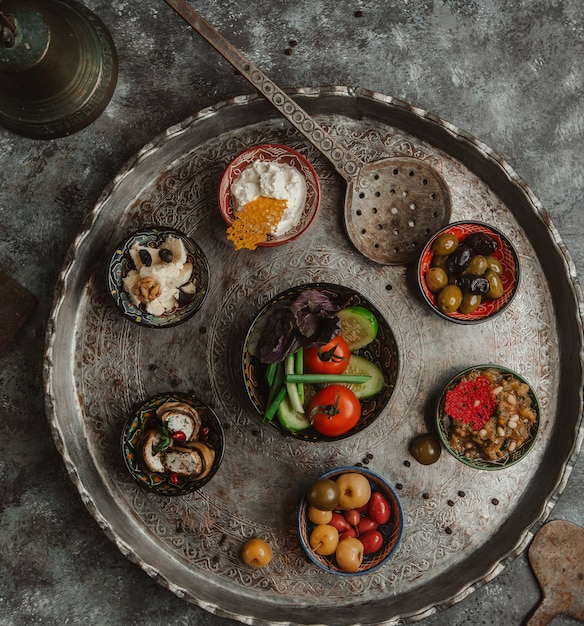 Бесплатное фото Медная тарелка с выбором маринованных блюд.