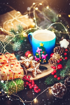 クリスマス​の​花輪​の​背景​に​熱い​ココア​と​クリスマス​クッキー​の​カップ