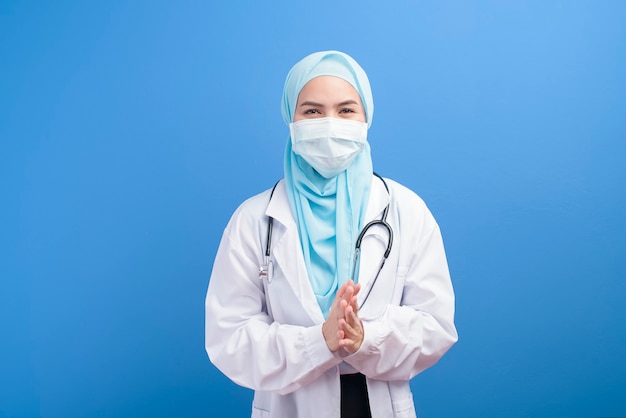 Врач мусульман. Мусульманка врач. Мусульманки медики. Женщина мусульманка врач. Мусульманские медработники.