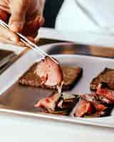 無料写真 プレートフライ肉料理の食事の内側の食事をカバーする肉を準備する正面図クック