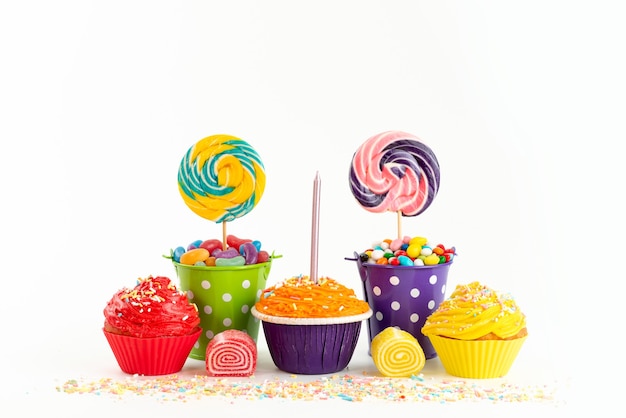 Бесплатное фото Вид спереди восхитительные торты с красочными конфетами и мармеладом на белом, сахарном цвете бисквитного торта