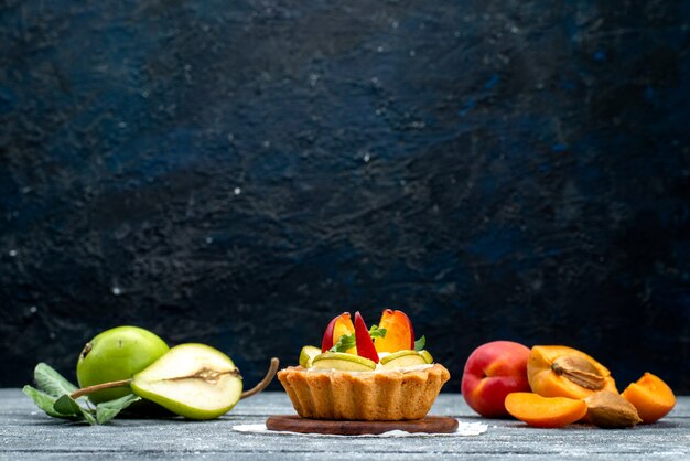 무료 사진 회색 책상 케이크 비스킷 차에 크림과 얇게 썬 과일이있는 전면보기 작은 맛있는 케이크