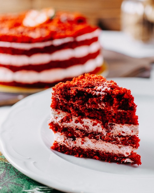 Бесплатное фото Вид спереди красный клубничный торт вкусный и нарезанный на столе фруктовый торт бисквитный сладкий