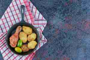 Бесплатное фото Сковорода с куриным мясом и овощами