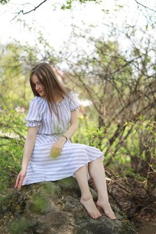 Девушка в весеннем зеленом парке на прогулке