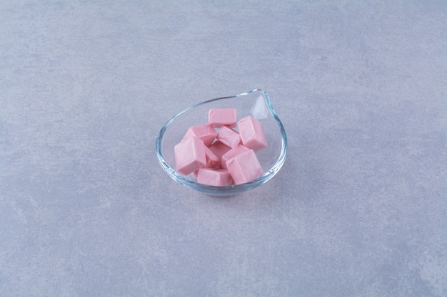 Стеклянная миска с розовой сладкой кондитерской пастилой