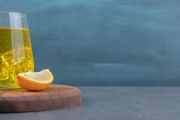 Стакан лимонада с кубиками льда и нарезанным лимоном Бесплатные Фотографии