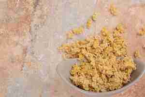 Бесплатное фото Серая миска неподготовленных макарон на мраморном пространстве.