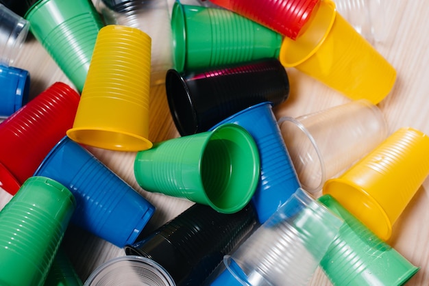 色とりどり​の​プラスチック製​の​コップ​が​床​に​散らばっています​。​し尿​による​環境​汚染​。