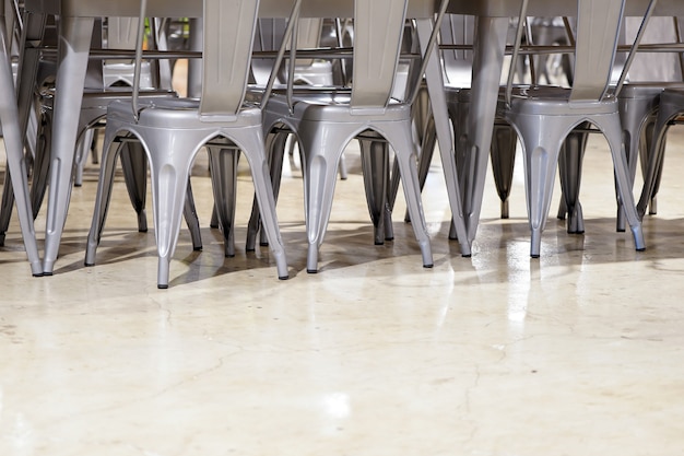 관광 레스토랑의 다락방 바닥에 있는 많은 스테인리스 의자.