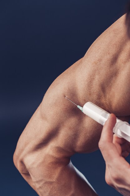 アスリートにアナボリックステロイド注射を行う注射器を持つ小さな人々の医者 同化ステロイドホルモン アンチエイジングエイド 違法なスポーツドラッグのコンセプト ピンクがかった珊瑚bluevector分離イラスト 無料のベクター