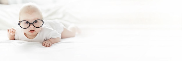 Новорожденный ребенок лежит на мягкой кровати. воспитание детских эмоций.
