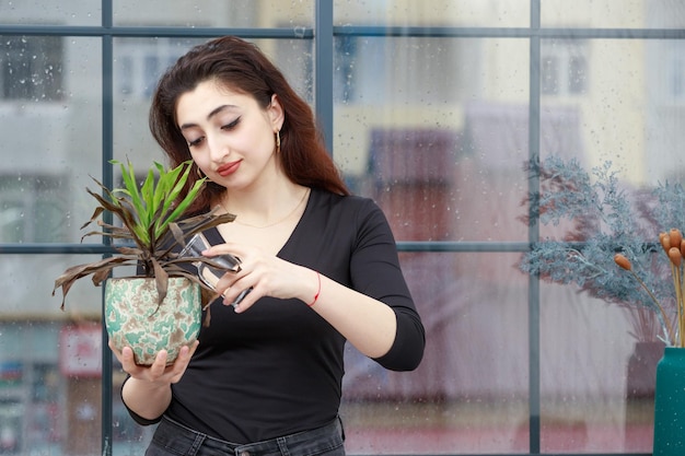 無料写真 植木鉢を持って立っている若い女性の肖像画高品質の写真