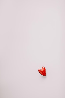 白い背景の上の赤いハートバレンタインデーのコンセプト