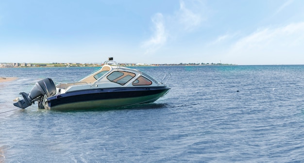 Морская моторная лодка, припаркованная в лагуне у береговой линии, летние каникулы путешествия