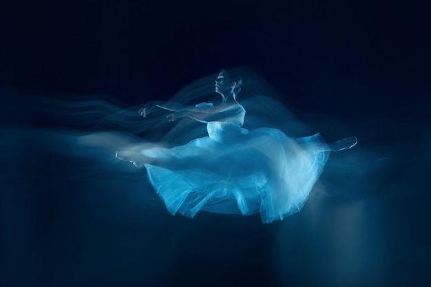 Бесплатное фото Чувственный и эмоциональный танец прекрасной балерины сквозь пелену