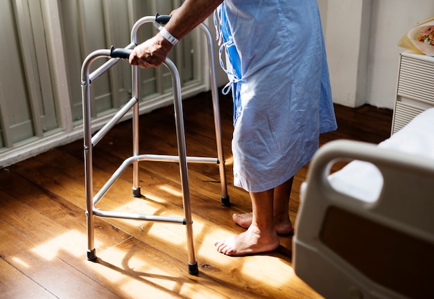 Бесплатное фото Больной пожилой человек, находящийся в больнице
