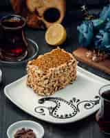 Бесплатное фото Кусочек торта с карамельным соусом и отделкой из арахиса.