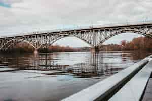 Бесплатное фото Стальной мост через реку