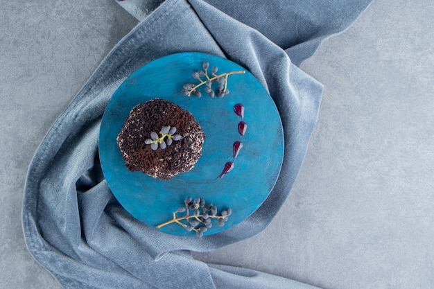 파란색 접시에 달콤한 초콜릿 컵 케이크