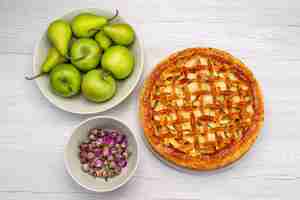 무료 사진 가벼운 책상 케이크 비스킷 과일 꽃에 사과와 배와 함께 맛있는 상위 뷰 과일 케이크 라운드