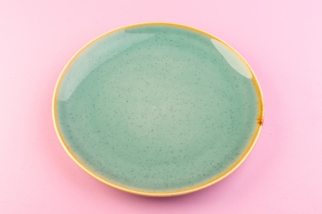 Бесплатное фото Зеленая пустая тарелка, вид сверху, сделанная для еды на розовом