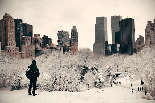 Бесплатное фото Турист, наблюдающий за центральным парком в центре манхэттена, нью-йорк.