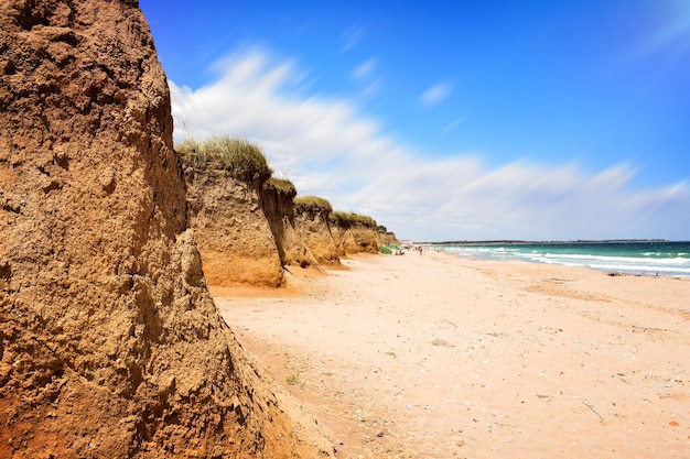 Спокойная обстановка на пляже с песчаными утесами экзотическая береговая линия с песчаными дюнами