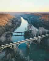 Бесплатное фото Вертикальный снимок реки с каменным мостом