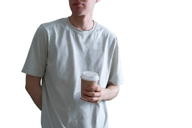 Прогулка по городу с бумажной кофейной чашкой на вынос, фаст-фуд, изолированный белый фон