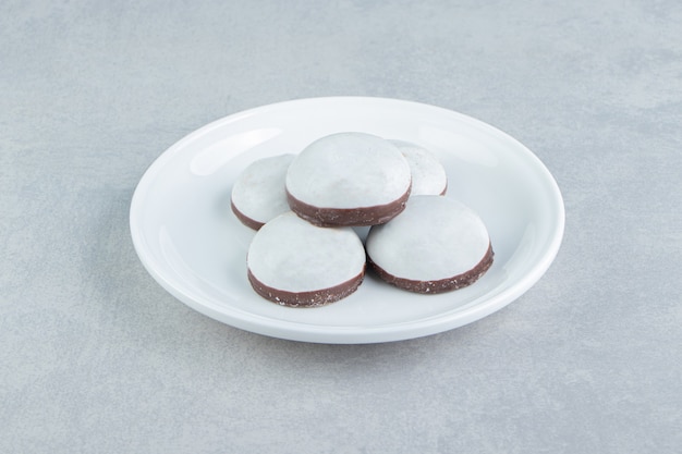 무료 사진 설탕을 입힌 진저브레드 쿠키가 있는 하얀 접시.
