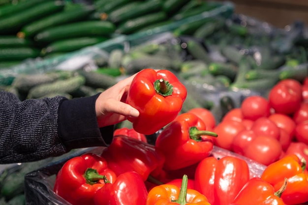 Бесплатное фото Женщина выбирает бумагу в продуктовом магазине