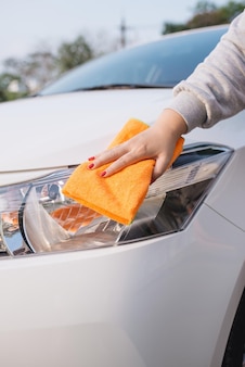극세사 천으로 차를 청소하는 여성, 자동차 디테일링(또는 발렛) 개념