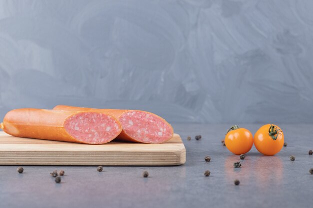 チェリーイエロートマトのゆでソーセージの木板