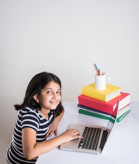인도 소녀가 온라인 학교 나 수업에 참석하고 있습니다. covid-19로 인해 학교가 문을 닫을 때 잠금 상태에서 공부하십시오. 전국적 봉쇄시 기술의 역할. 인도의 가정에서 개념 학습