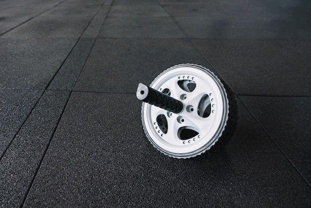 Free photo ab wheel on gym floor